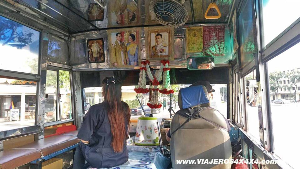 Interior de un autobús con imagenes del rey en Tailandia