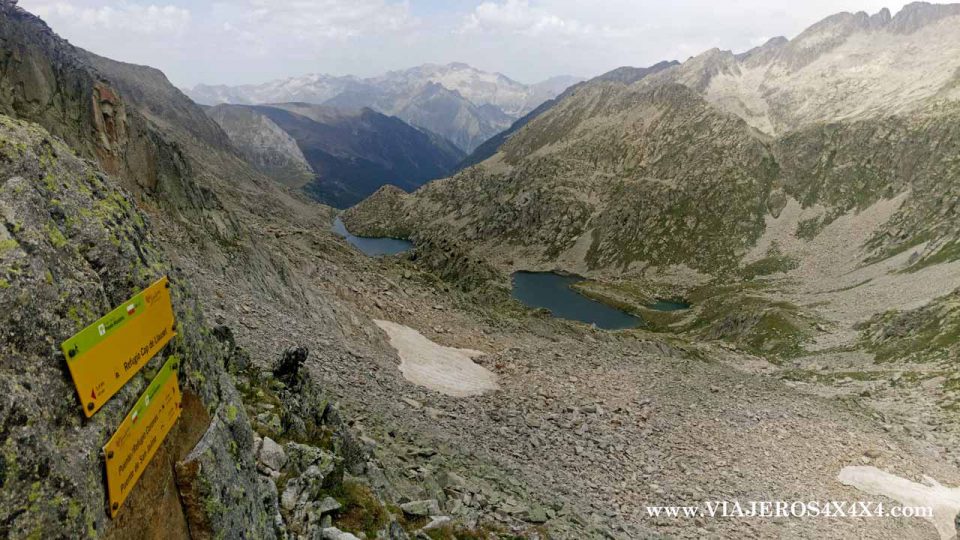 Paso de montaña en los Pirineos con un lago al fondo