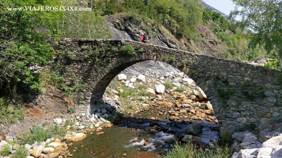 Puente antiguo medieval de un arco cruzando un arroyo