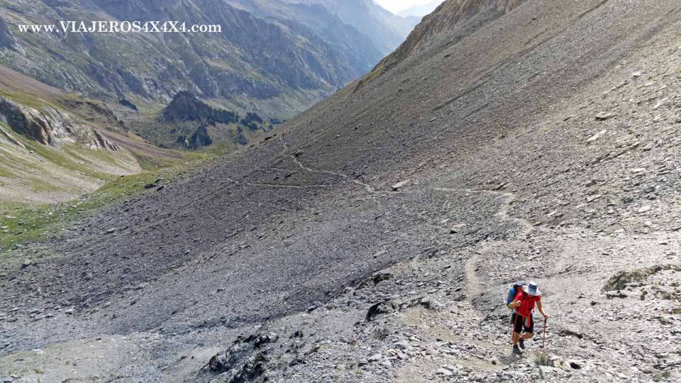 Subiendo una cuesta rodeada de piedras en medio de la montaña